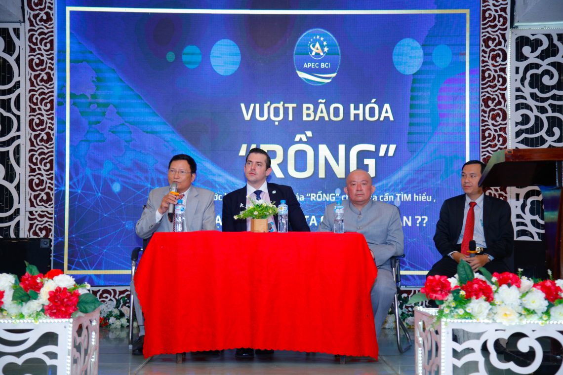 Ông Dương Ngọc Ân – Phó Chủ Tịch APEC GLOBAL (ngoài cùng bên trái – cầm micro), Ông Michel Belda – Đại diện quỹ Eden Global Capital (Chính giữa) – Ông Nguyễn Ngọc Tùng – Chủ tịch APEC BCI & APEC GLOBAL (Bên phải) – Ông Phạm Hoàng Bosco - Chuyên gia kinh tế, chiến lược (Điều phối tọa đàm - Ngoài cùng bên phải)